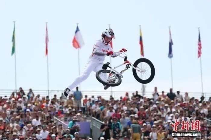 中国健儿巴黎奥运多点开花 潘展乐、邓雅文等创