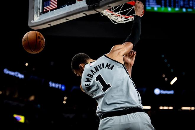 文班亚马29+8+4盖帽 马刺狂胜火箭创两项纪录