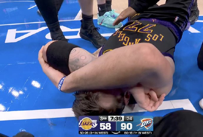 东契奇第三节疑似伤退或无缘赛季MVP评选