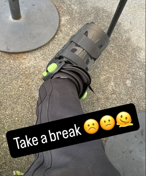 郭昊文右脚踝扭伤需休战两周，同曦冲击季后赛