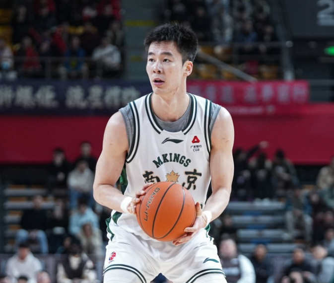 郭昊文右脚踝扭伤需休战两周，同曦冲击季后赛