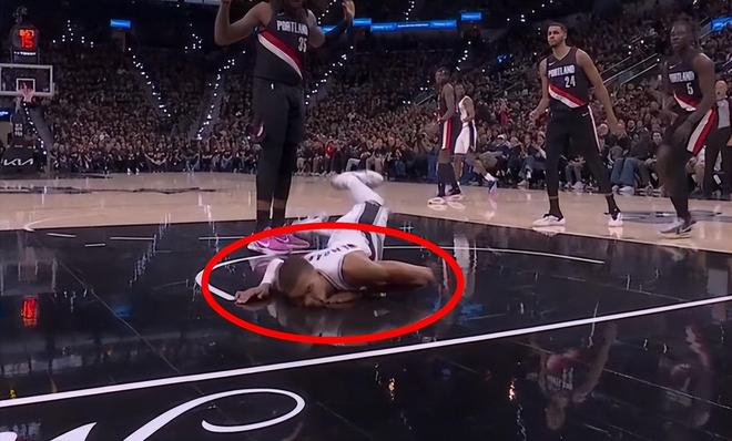 马刺G2遭开拓者逆转总比分1-1