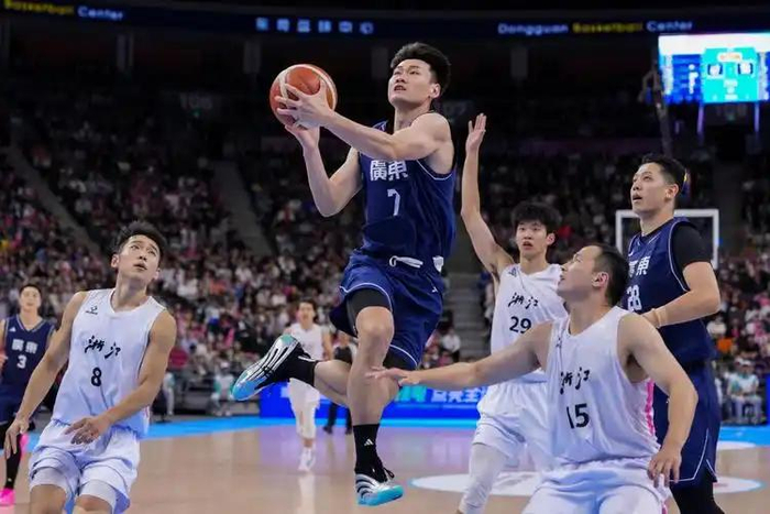 广东宏远主场惨败广州队 17分失利暴露球队隐患
